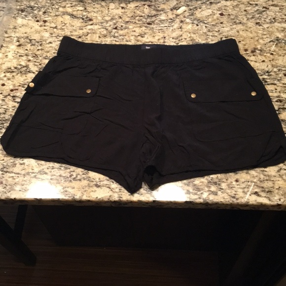 GAP Pants - Gap Black Shorts (Size Small)